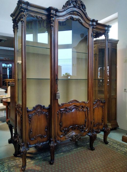 Piękna barokowa włoska witryna serwantka