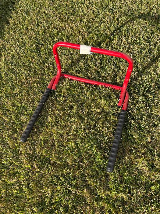 Suporte de Parede para (até) Duas Bicicletas - Vermelho