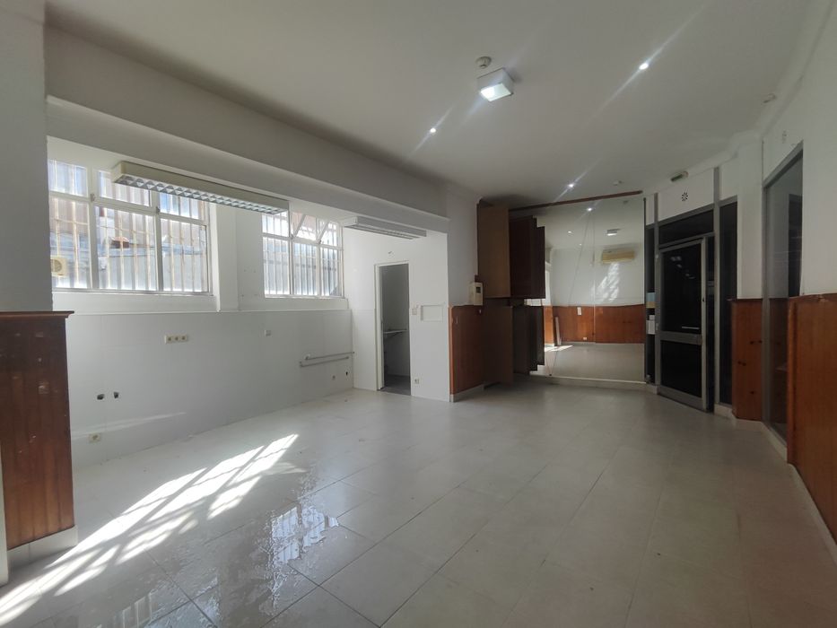 Arrendamento se loja com 45m2