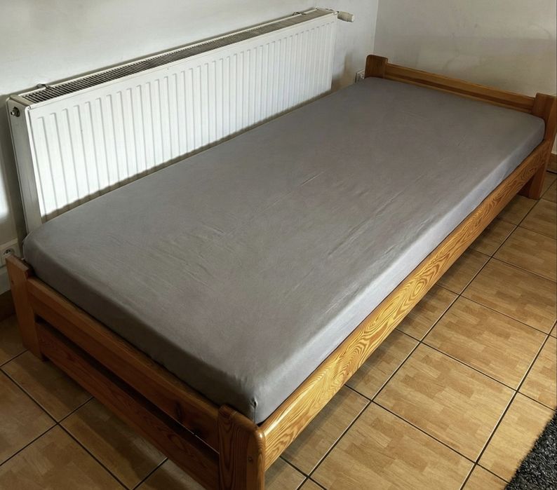 Solidne łóżko drewniane (sosnowe) z materacem – [Wymiary, np. 90x200]