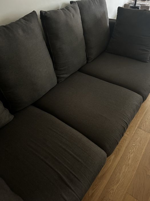 Sofá cinzento da marca Area