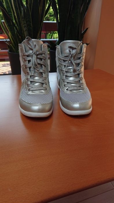 Sneakersy na koturnie