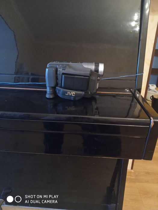 Продам видеокамеру jvs