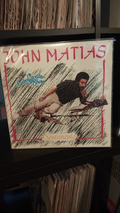 Vendo 35 álbuns de vinil de música africana em muito bom estado de vários artistas só entrego em mão