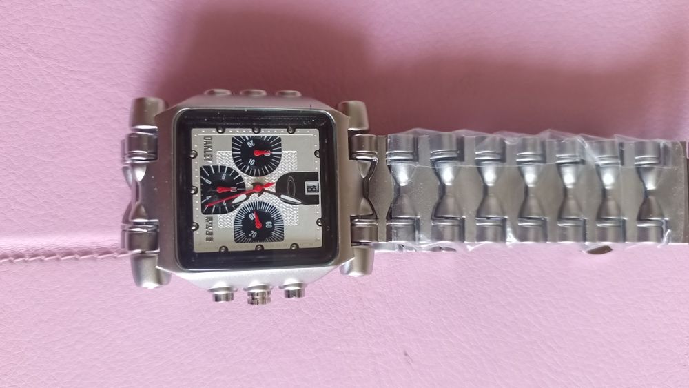 Новий в плівках годинник Oakley minute