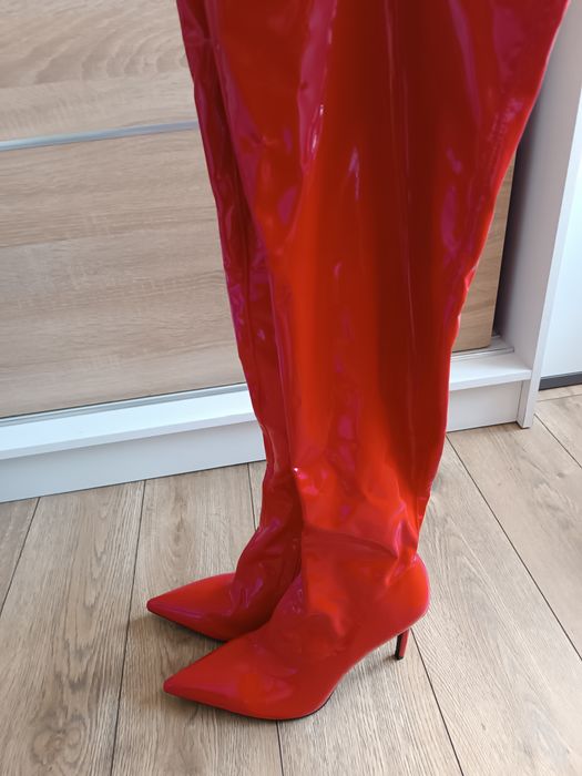 Czerwone lakierowane kozaki