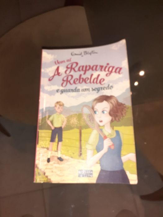 Livro coleção A rapariga rebelde