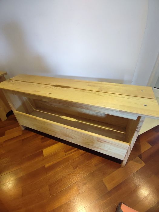 Bancos com arrumação.