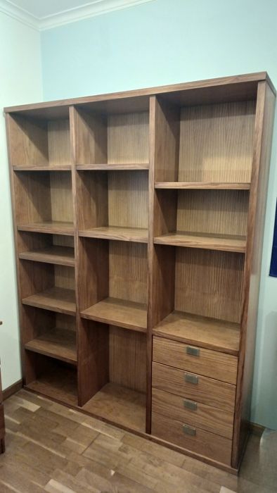 Estante com bloco de gavetas