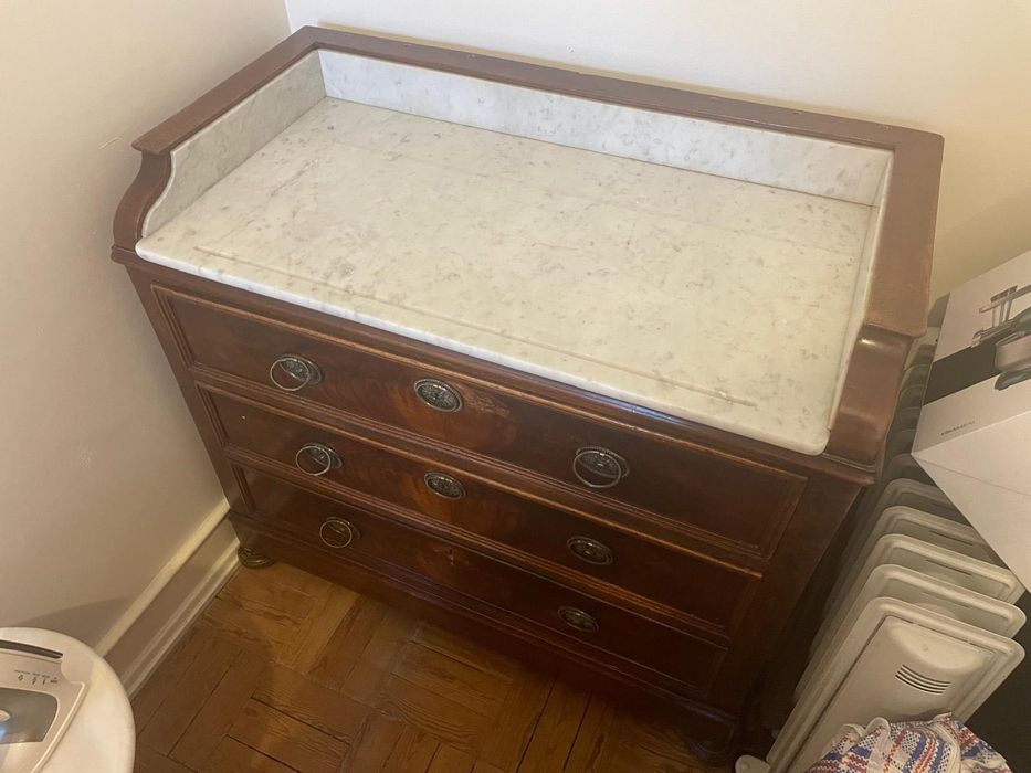 Cómoda de mármore e madeira