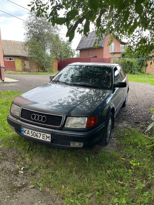 Автомобіль ауді 100