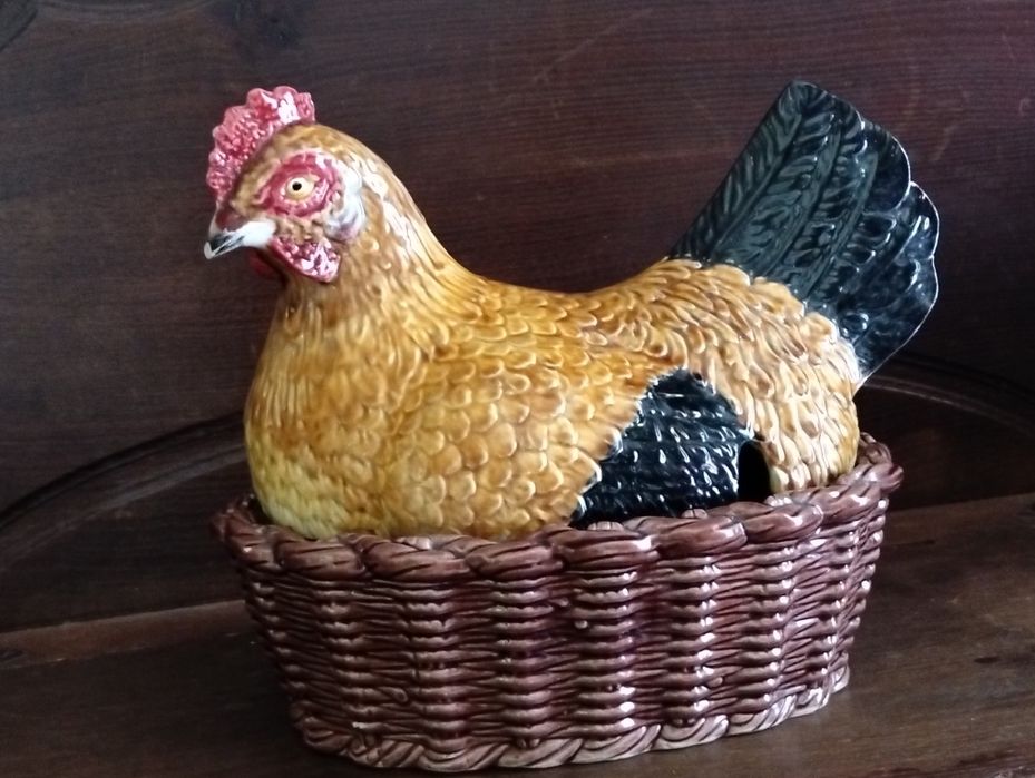 Terrina Galinha no Ninho – Bordallo Pinheiro (Faiança das Caldas)