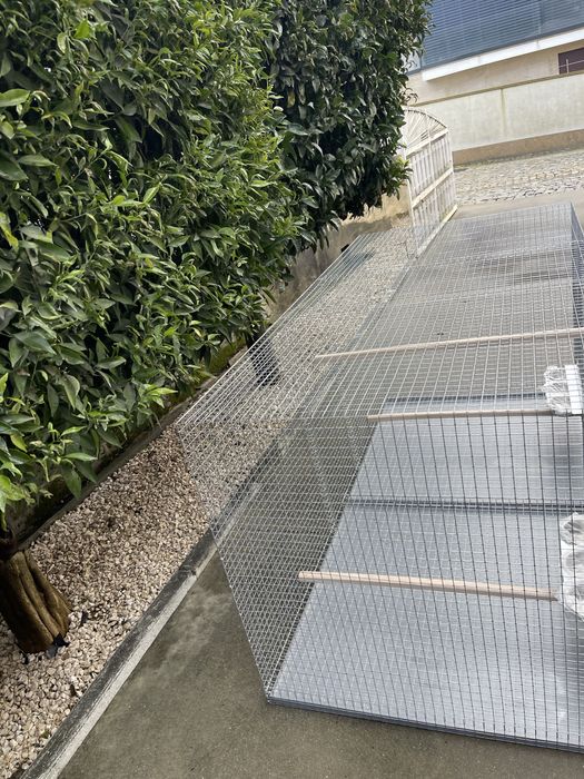 Gaiola em rede galvanizada com comedouros rotativos