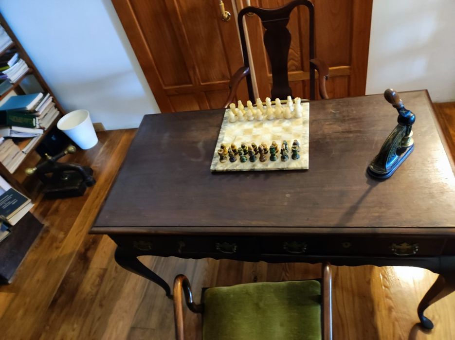 Secretária D. Maria com cadeira