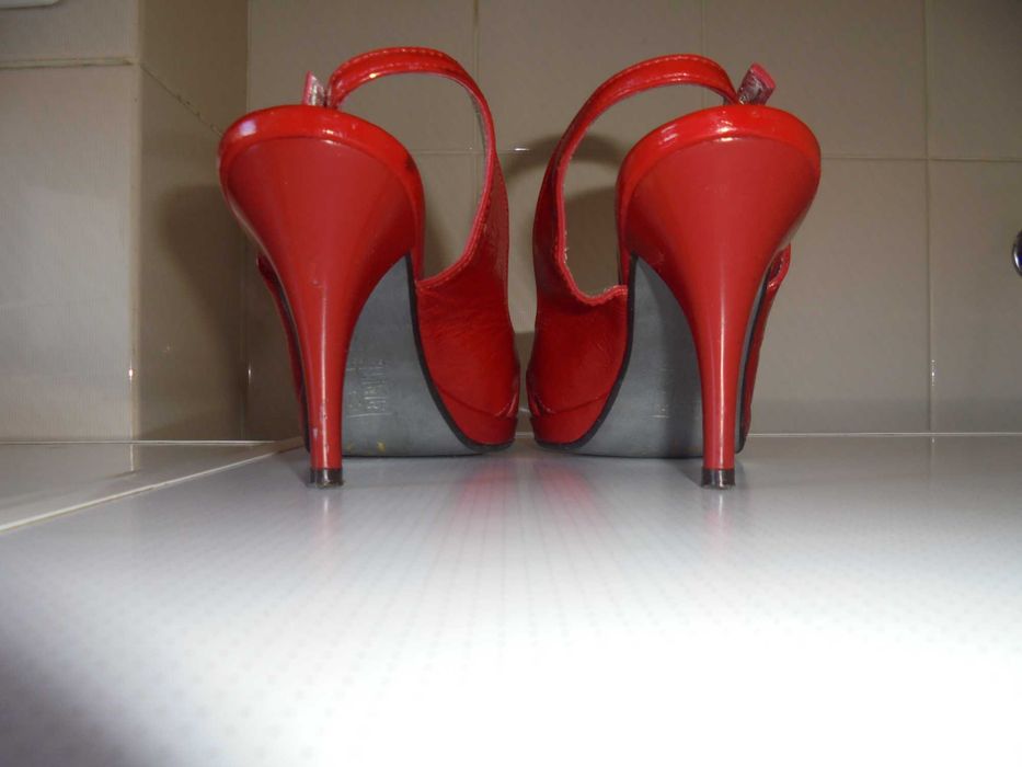 sandálias de mulher cor vermelho