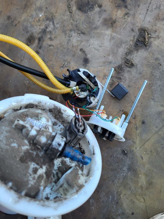 Pompka paliwa w zbiornik bmw e87 2010r 2.0 benzyna