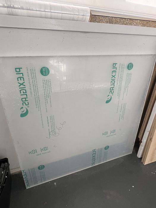 Acrílico Novo 1m x 94cm x 20mm – Levantamento na Maia/Matosinhos