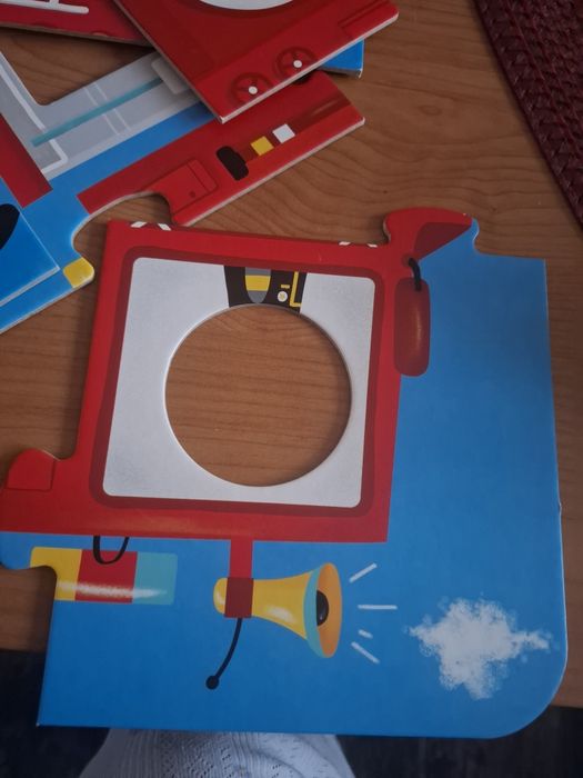 Puzzle z dziurką z serii "Poznaj kształty" Wóz strażacki