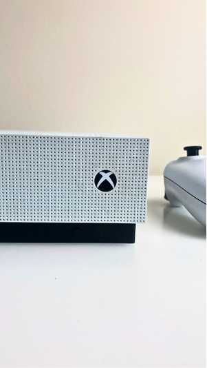 Xbox One S (em excelentes condições)