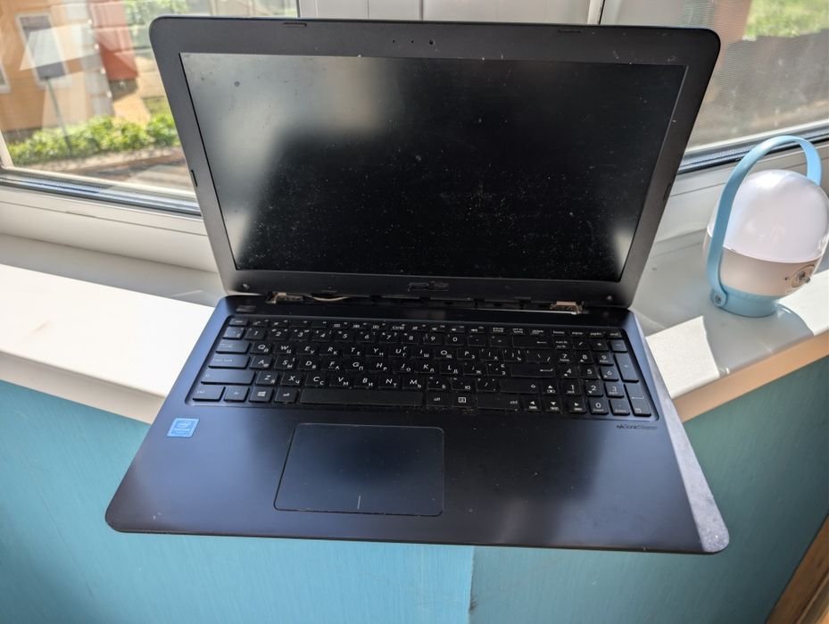 Ноутбук Asus на деталі