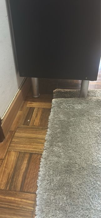 Movel com gavetas e portas e 6 pes prata