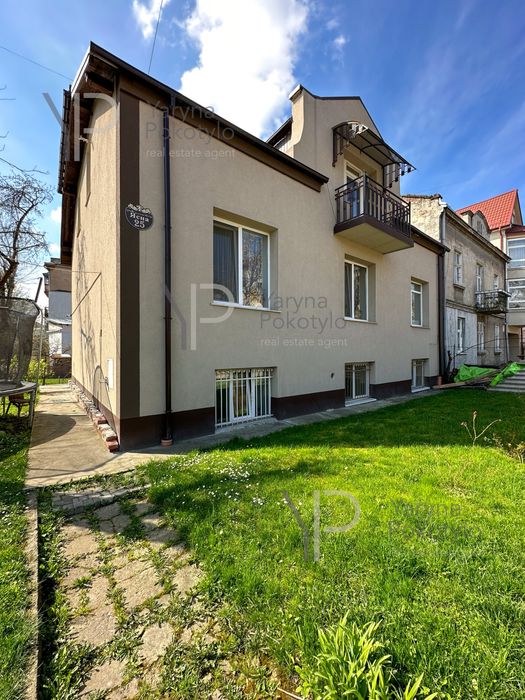 Оренда 3к квартири з власним подвірʼям та паркомісцем