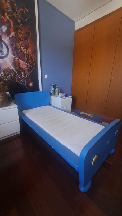 cama de criança azul