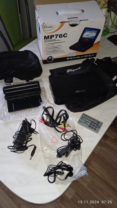 LCD DVD - плеер MP76C /MPG4/. MUSTEK . И диски с фильмами.