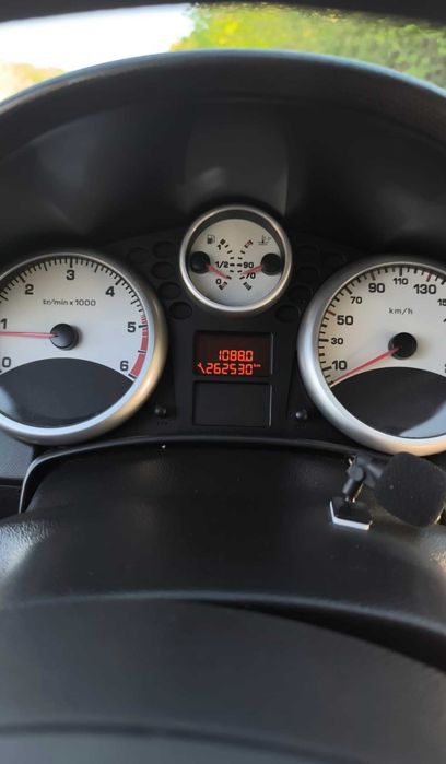 Peugeut 207 1.4hdi econômico e com revisões em dia