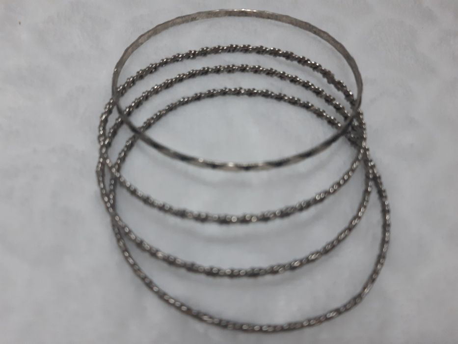 Várias pulseiras de 1 €