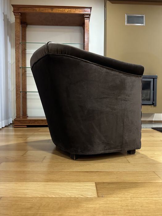 Poltrona castanha em veludo