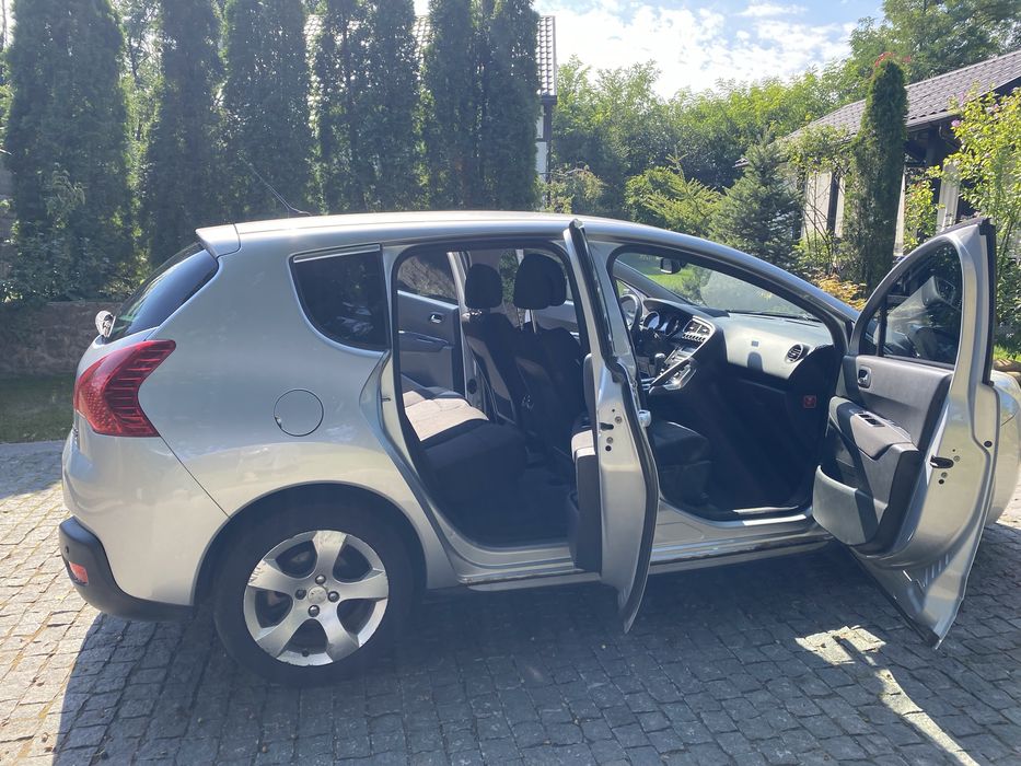 Peugiot 3008 автомобіль