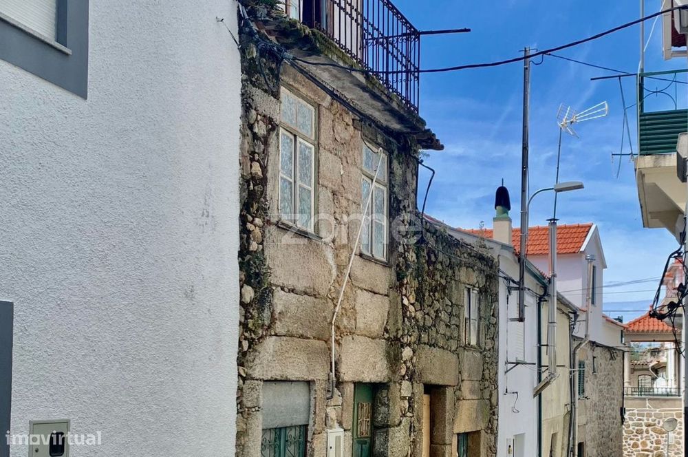 Duas casas em ruinas, em banda, 3 pisos, 140m2-Melo-Gouveia- Guarda