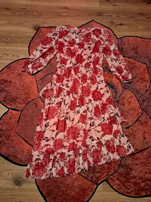 Нежно-розовое платье сукня в красные цветы.