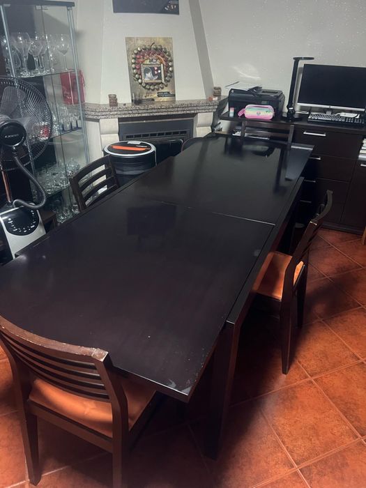 Mesa preta extensível + 4 cadeiras | até 8/10 lugares
