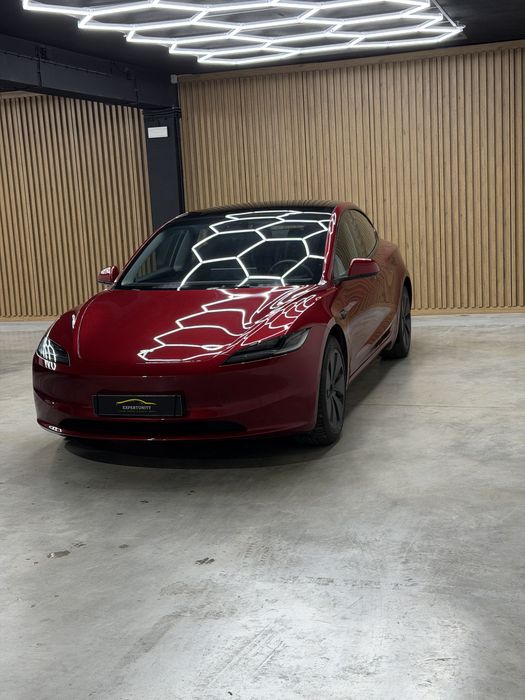 Tesla Model 3 — fotografia 3
