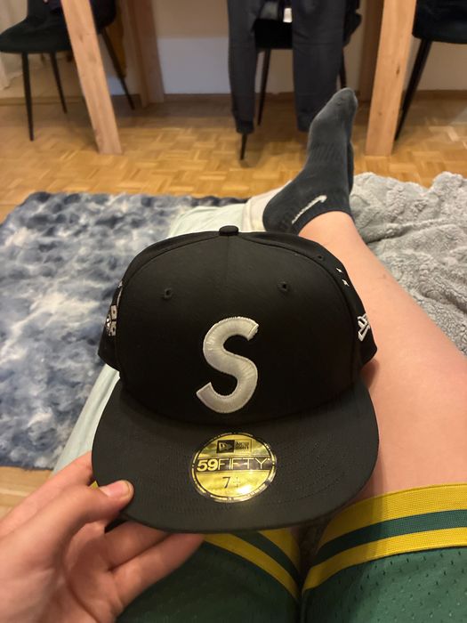 Czapka supreme.
