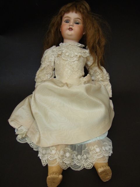Boneca antiga, marcada