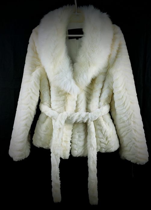 Biały futrzany płaszcz Yashimei z paskiem L