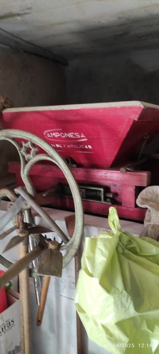 Balseiro e pipas de carvalho.