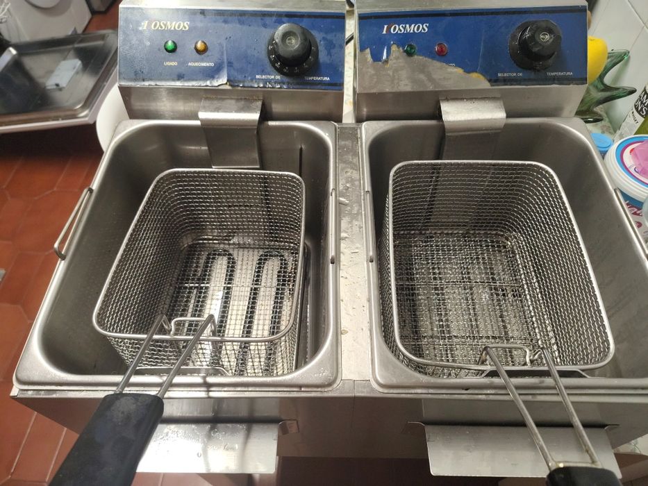 Fritadeira industrial a funcionar