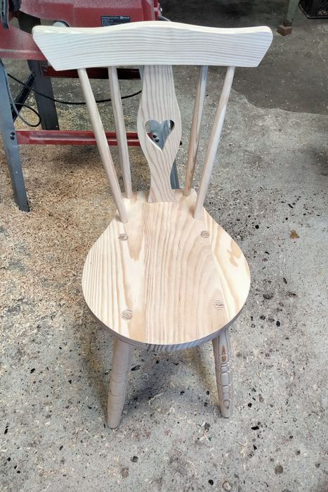 Cadeira coração em madeira