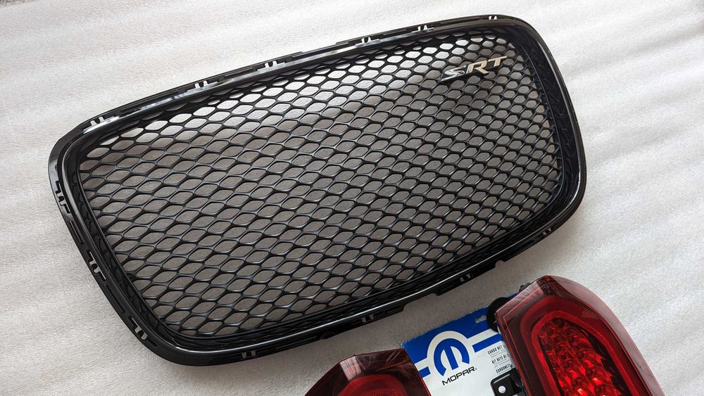 Решітка радіатора нова оригінал CHRYSLER 300 15-23р. решетка радиатора