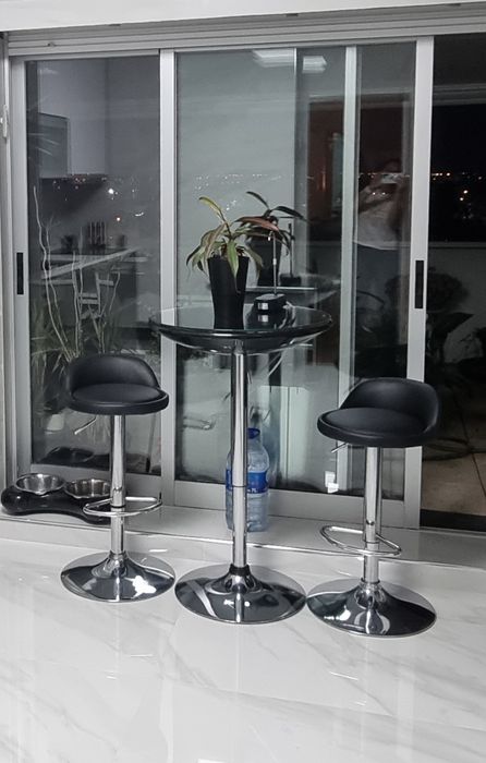 Mesa + bancos altos