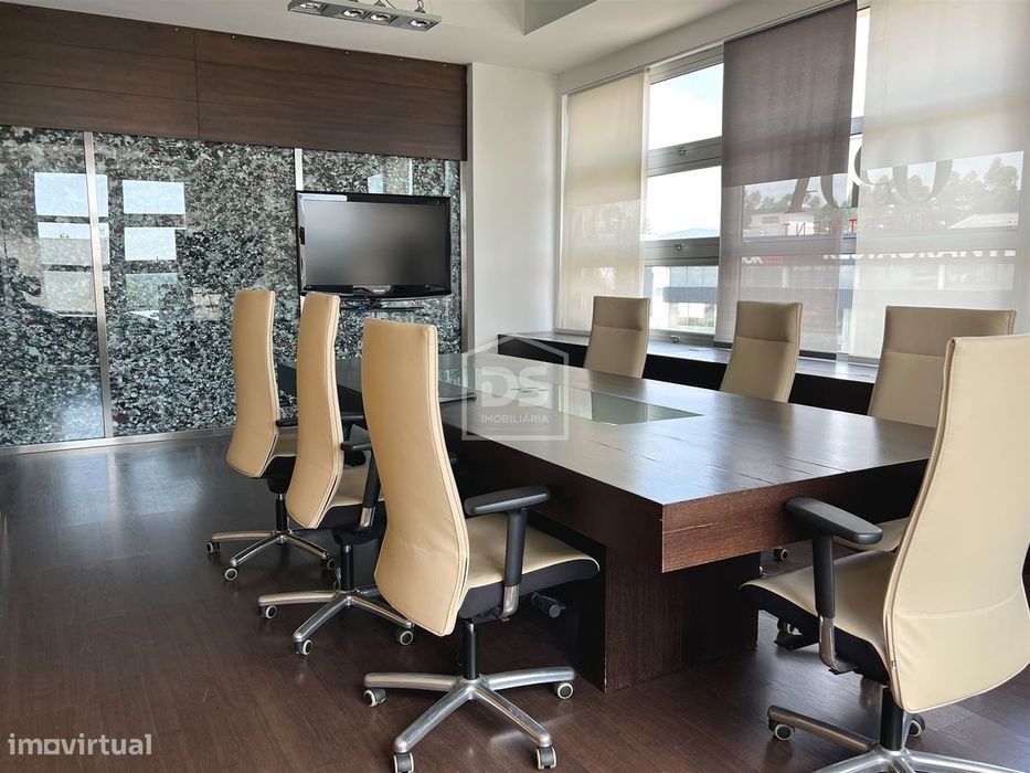 Escritório amplo de 200 m2 com garagem na Marinha Grande