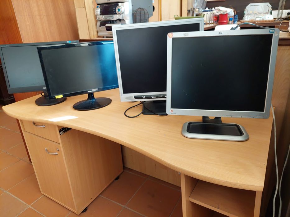 Monitores em bom estado