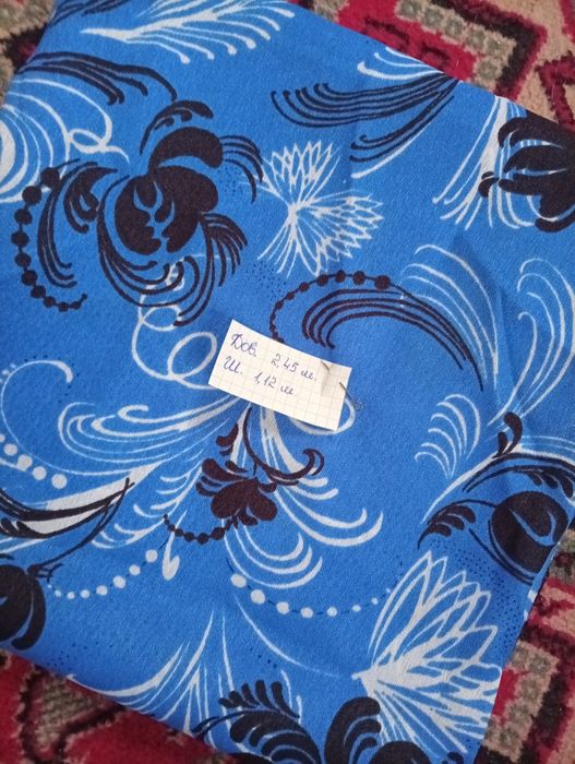 Відрізи тканин, великі.