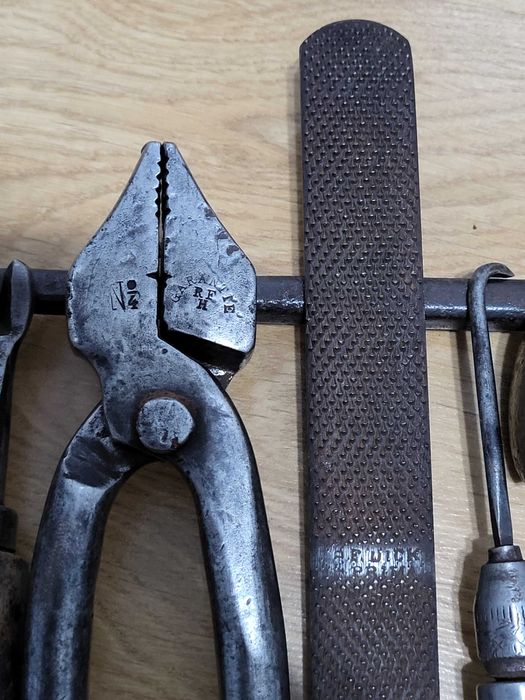 Stare narzędzia szewskie szpilar szydło raszpla cęgi