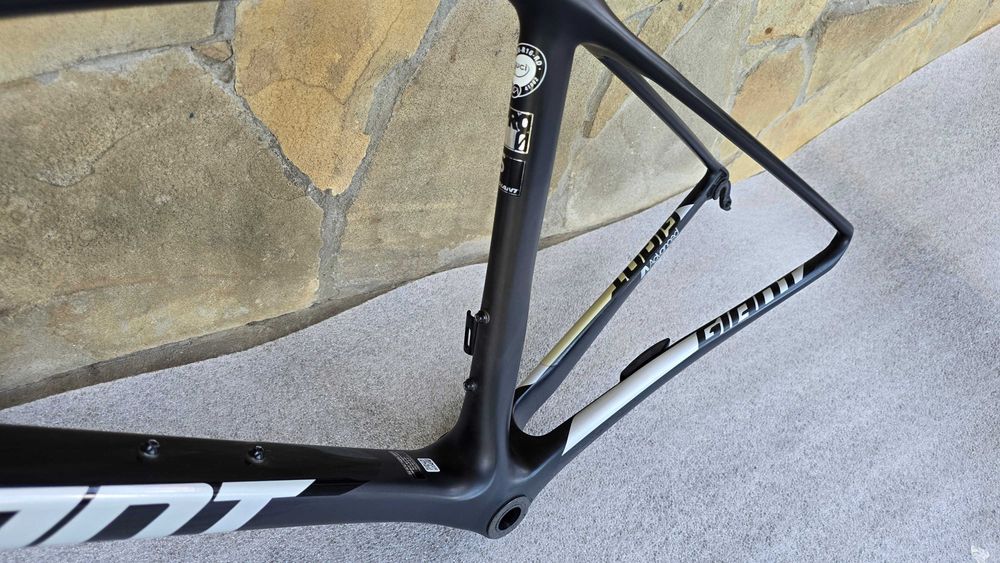 Карбонова шосейна рама Giant TCR