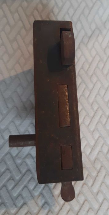 Zamek skrzynkowy puszkowy z kluczem